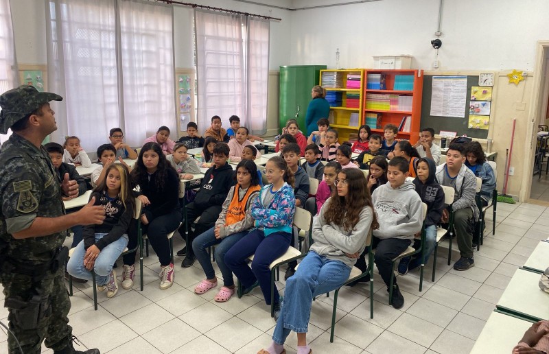 Alunos de escolas estaduais participam de palestra da Polícia Ambiental