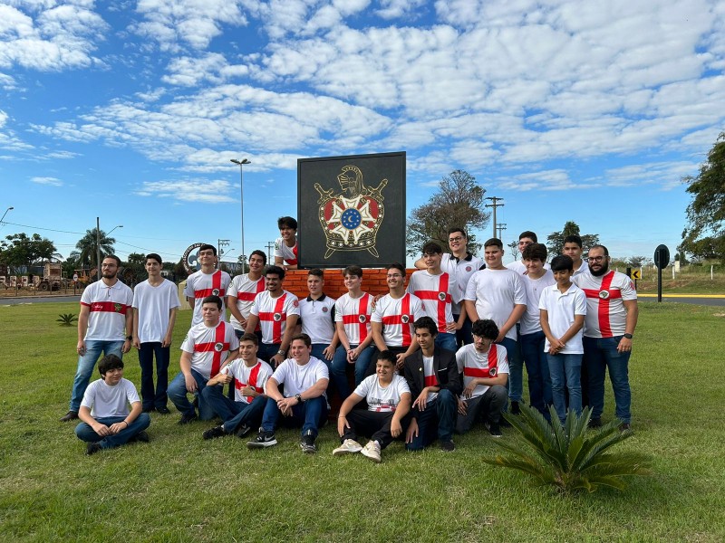 Capítulos DeMolay inauguram monumento em rotatória