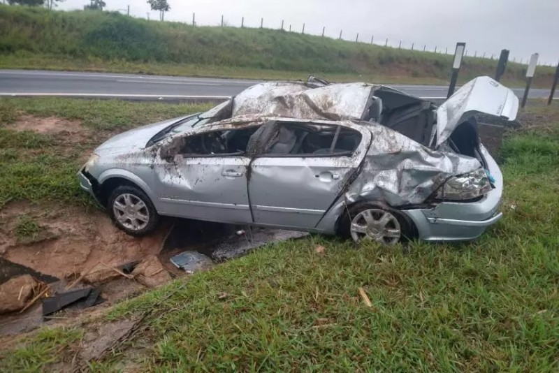 Três se ferem após carro em que estavam capotar na rodovia Marechal Rondon