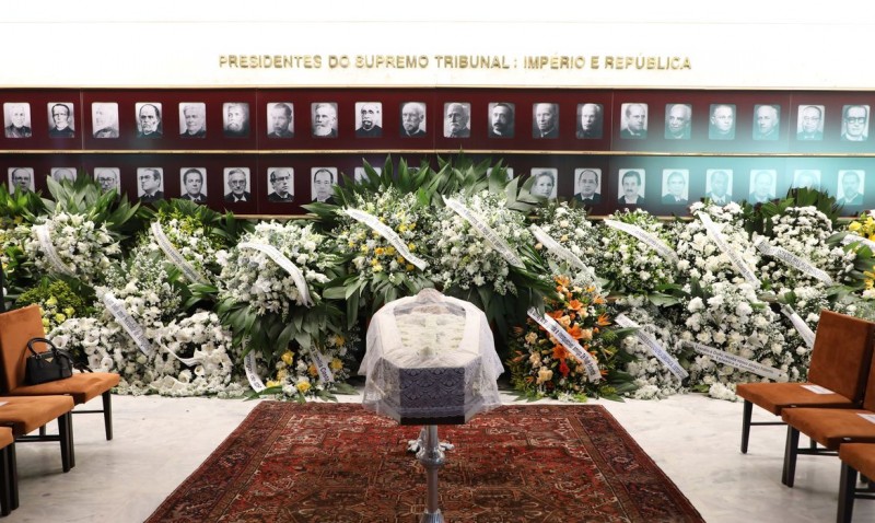 Corpo do ex-ministro Sepúlveda Pertence é sepultado em Brasília