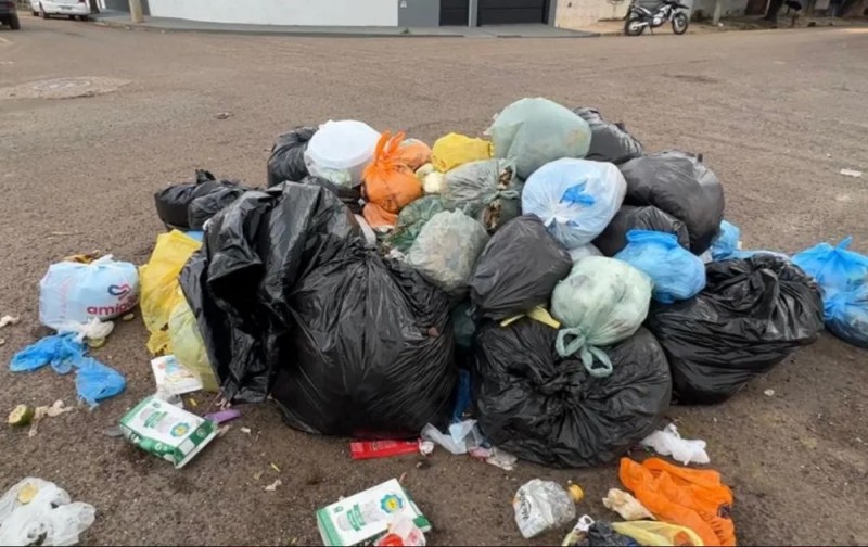 Sacos de lixo se acumulam por ruas de Birigui após contrato com empresa vencer