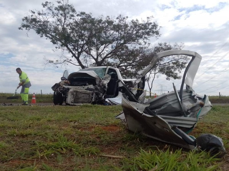 Homem morre ao bater picape em caminhão na rodovia em Birigui