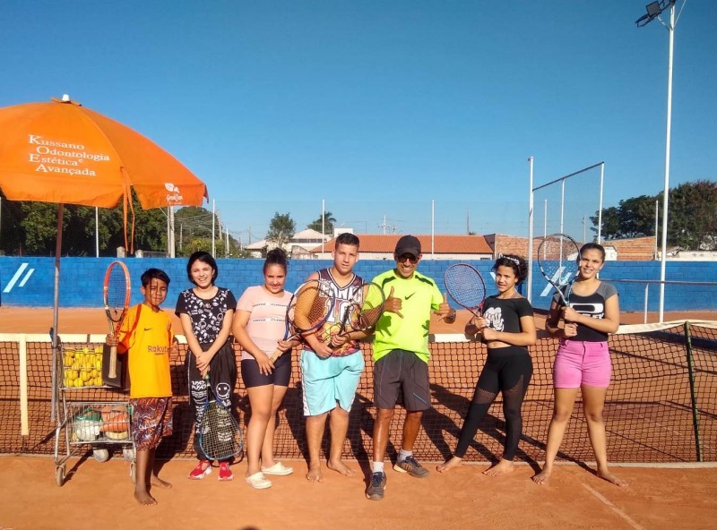 Academia Grand Slam oferece aulas de tênis para alunos carentes