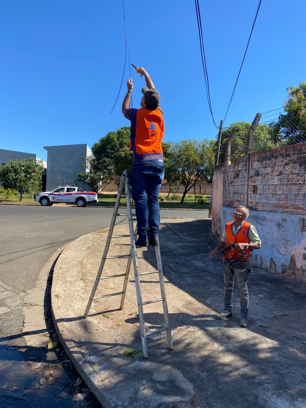 Defesa Civil atua em novo recolhimento de fios soltos na via pública