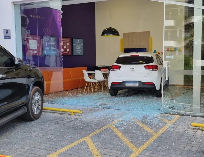 Carro invade escola de idiomas e deixa duas crianças feridas em Rio Preto