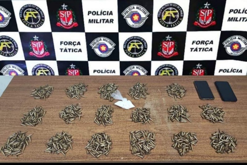 Mulher é presa com mais de mil pinos com cocaína