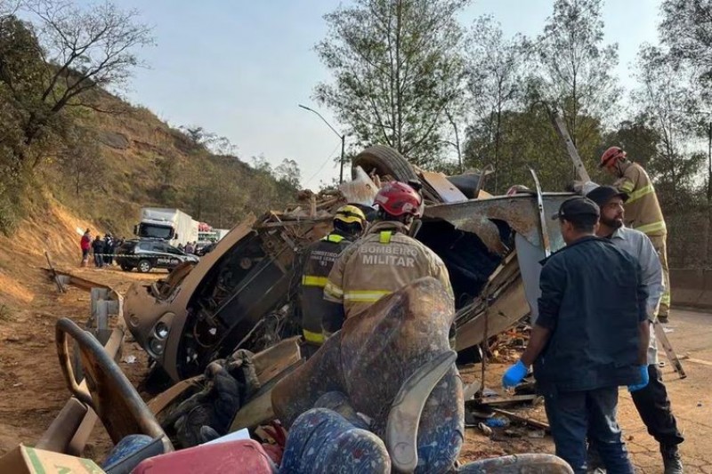 Ônibus com torcedores do Corinthians sofre acidente e deixa 7 mortos