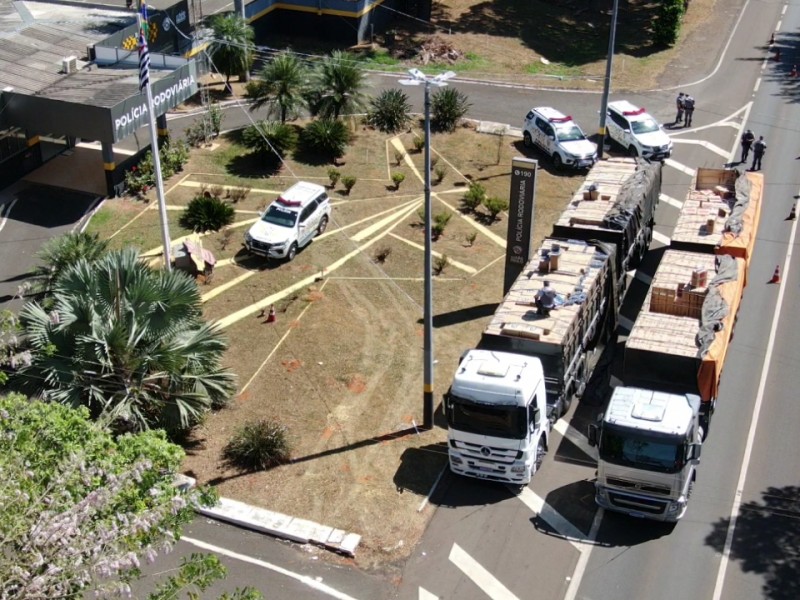 Polícia Rodoviária apreende caminhões carregados com cigarros contrabandeados