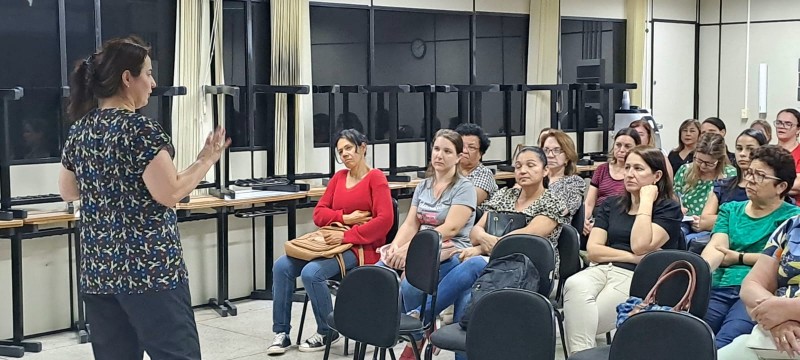 Profissionais da educação participam de palestra com equipe de Odontologia