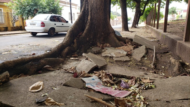 Reforma de calçada em péssimas condições volta a ser cobrada