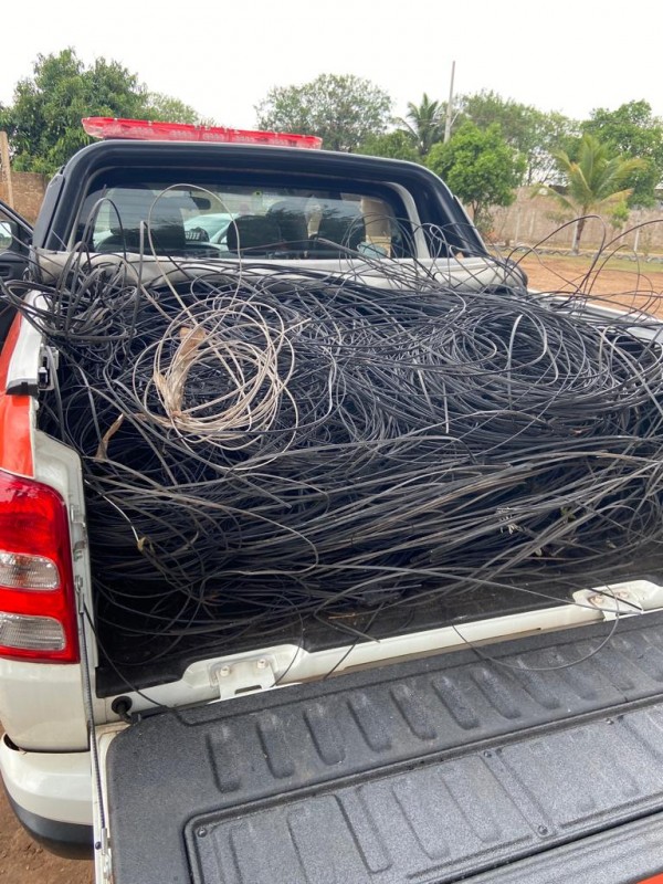 Defesa Civil recolhe fios soltos em vias do bairro Pereirinha