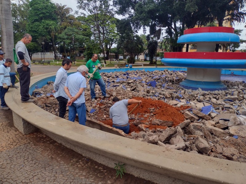 Prefeitura promove reforma geral da fonte na praça Carlos Sampaio