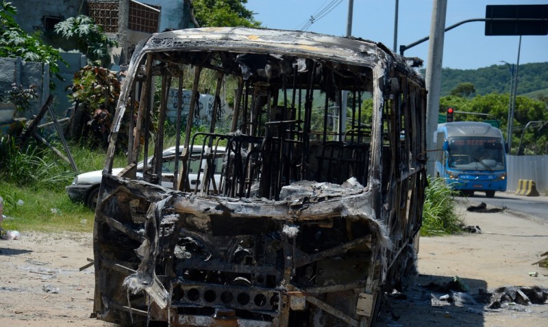 Restrições impostas pela milícia no Rio vão de água a convívio social