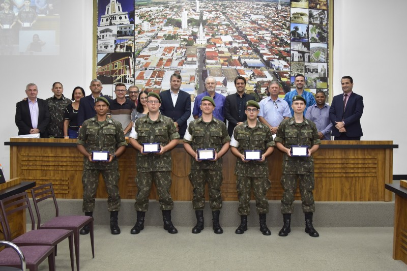 Câmara Municipal realiza entrega do Diploma Atirador Destaque