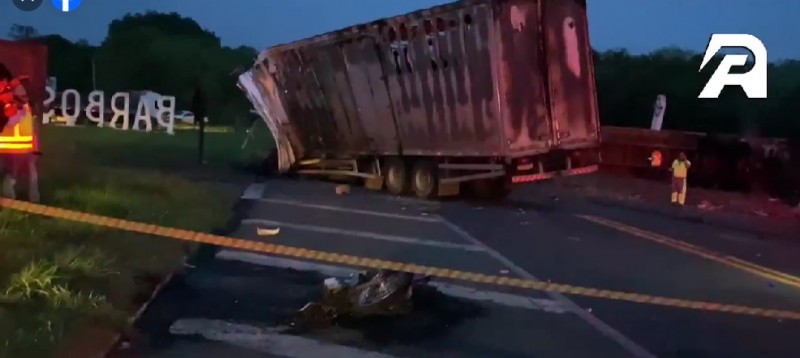 Acidente com caminhões e motocicleta no trevo de Barbosa resulta em 3 mortes