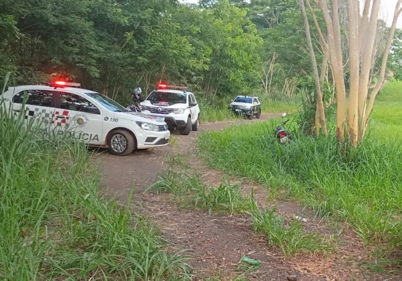 Mulher vestida de noiva é encontrada morta às margens de rodovia