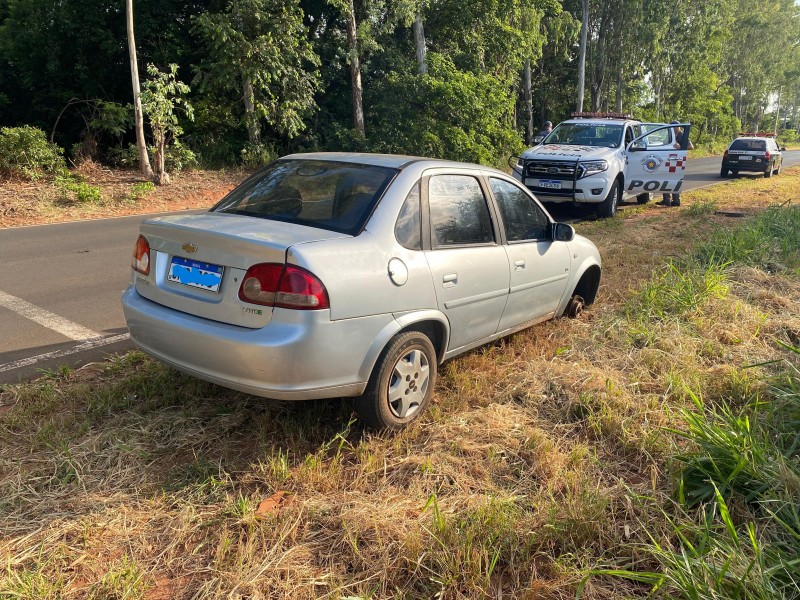 Carro de vítima de sequestro e roubo é localizado sem as rodas da frente