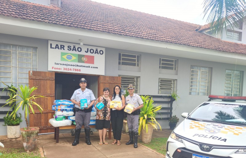 Polícia Militar Rodoviária faz entrega de fraldas geriátricas recebidas durante a Campanha Natal Iluminado