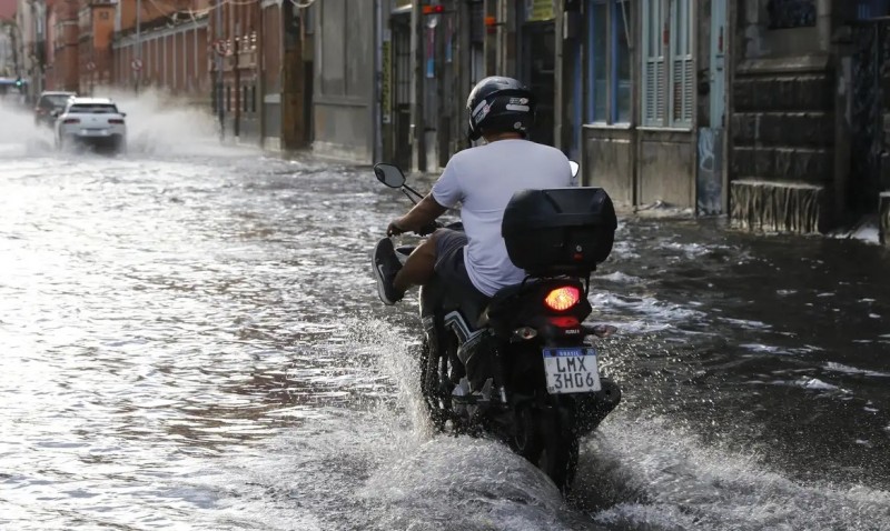 Chuva leva prefeito do Rio a decretar situação de emergência