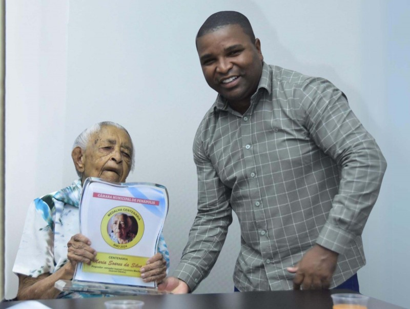 Maria Soares da Silva, 100 anos, recebe Medalha Centenária