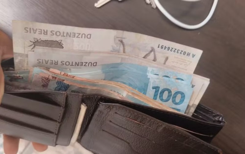 Gari encontra carteira com R$ 3,3 mil e dólares durante limpeza de rua e devolve ao dono: 'Tocou meu coração'