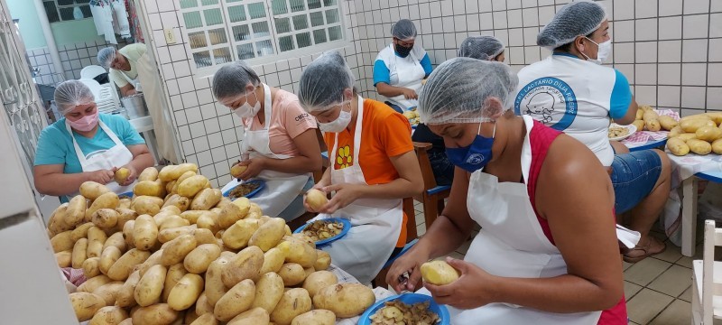 Lactário promove batatas recheadas e brechó beneficente