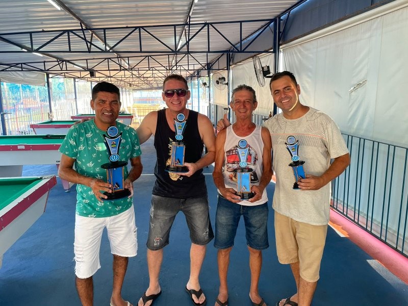 Zezinho vence torneio de bilhar no clube Lago Azul
