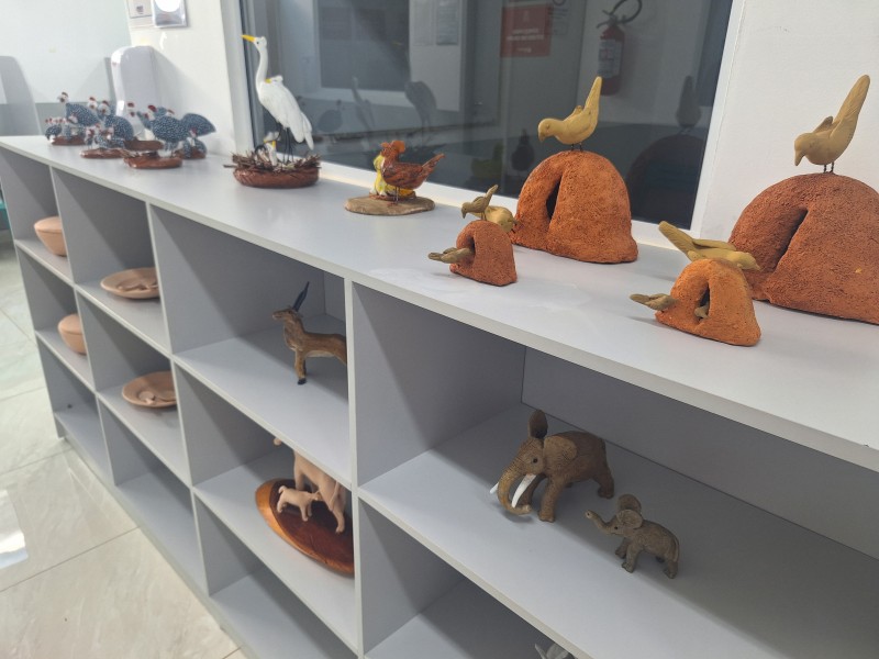 Exposição de arte em cerâmica aberta na biblioteca da FUNEPE