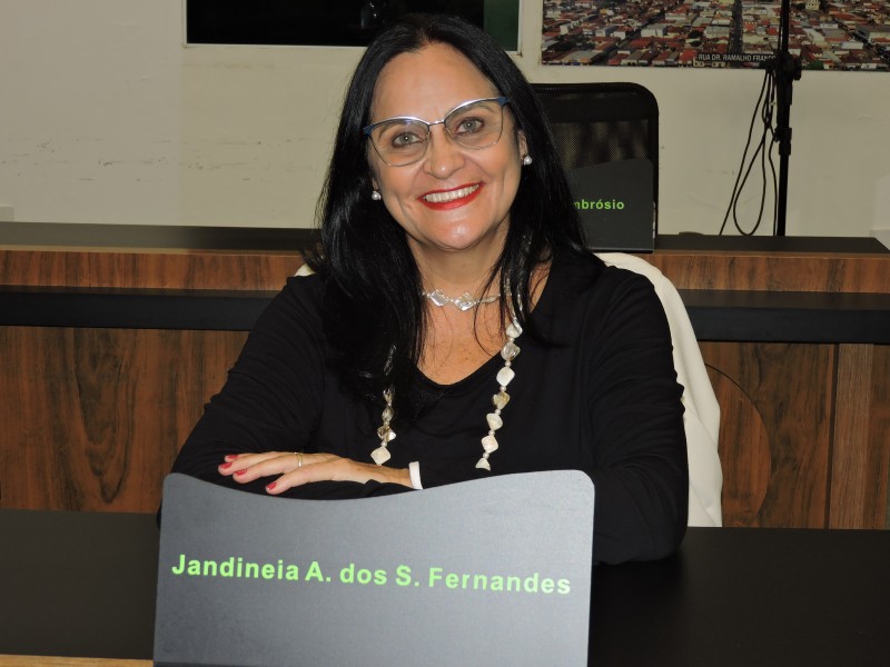 Professora Jandinéia sugere contratação de médico volante