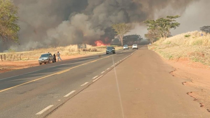 Fumaça de queimada interdita trecho de rodovia em Penápolis pelo segundo dia