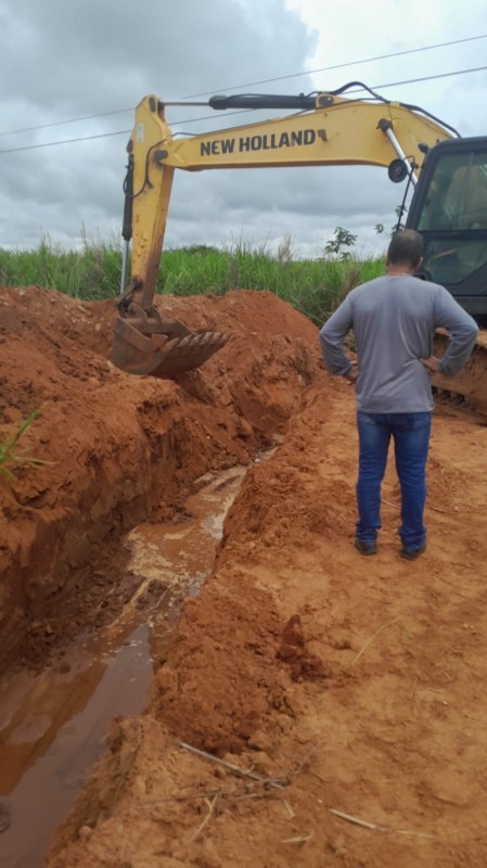 Secretaria de Obras instala nova linha de tubo na estrada do Bairro Paraguai