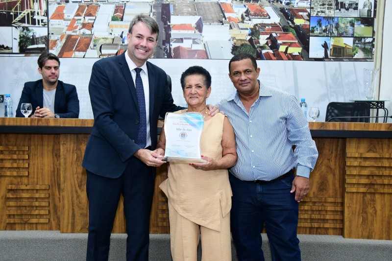 Ana Pereira dos Santos recebe título de Mãe do Ano