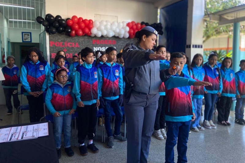 Cerca de 500 alunos da rede municipal participam de formaturas do Proerd