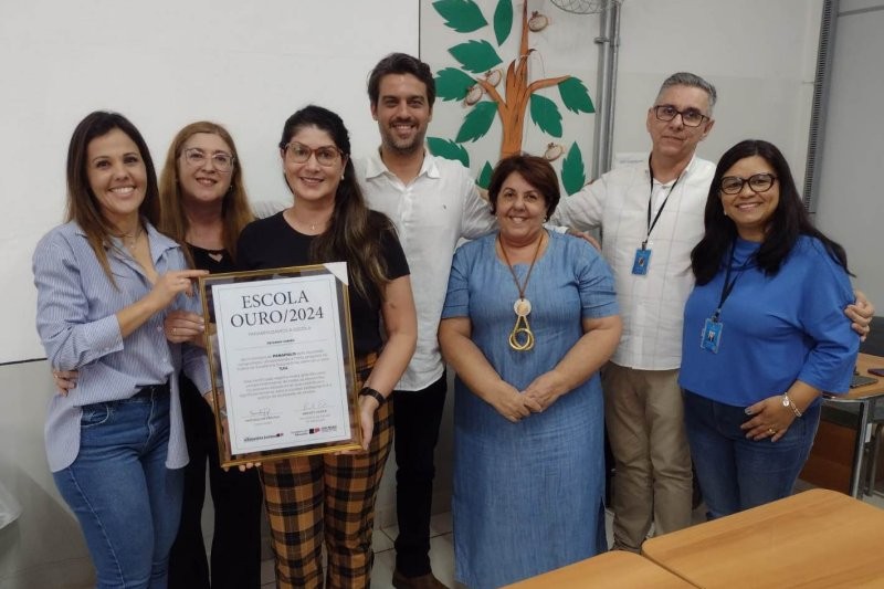 Emefs Mário Sabino e Joana Helena recebem placa de “Escola Ouro”