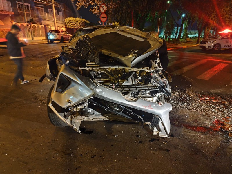 Adolescente provoca acidente de trânsito atingindo uma ambulância