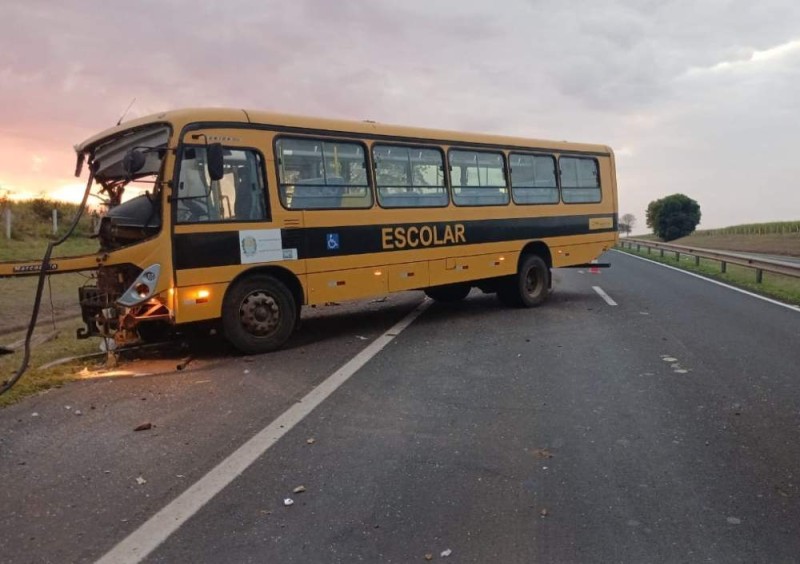 Ônibus da Prefeitura de Penápolis bate em caminhão na Rondon