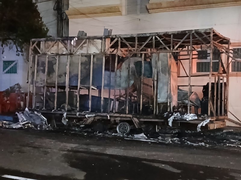 Incêndio destroi trailer de lanche no centro de Penápolis