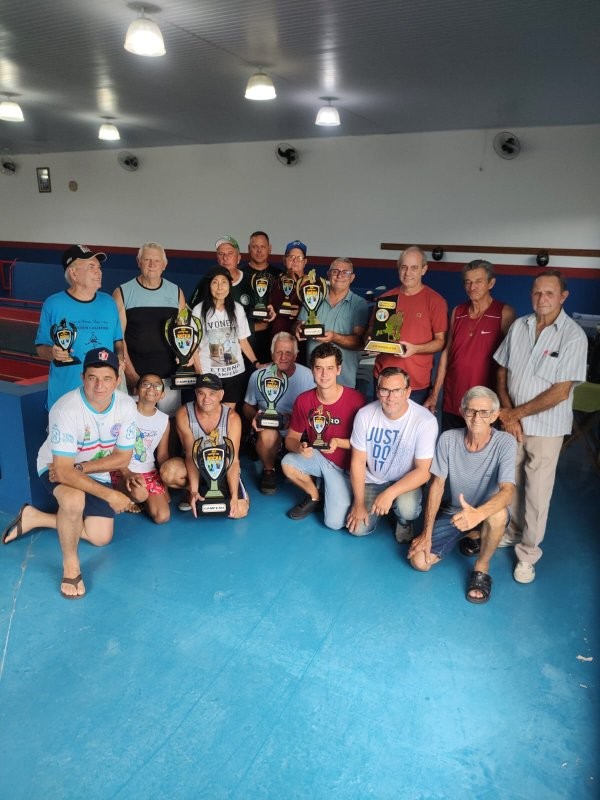 Carlos e Ademir vencem torneio de bocha