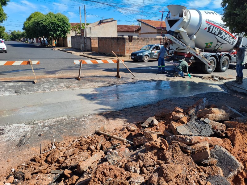 Construção de novas bacias melhora cruzamentos de vias da cidade