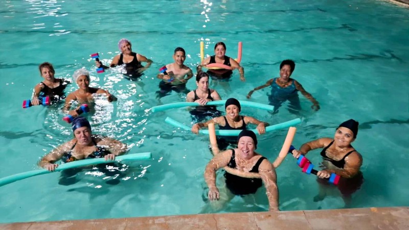 Educação oferece aulas de hidroginástica para comunidade nos Anexos