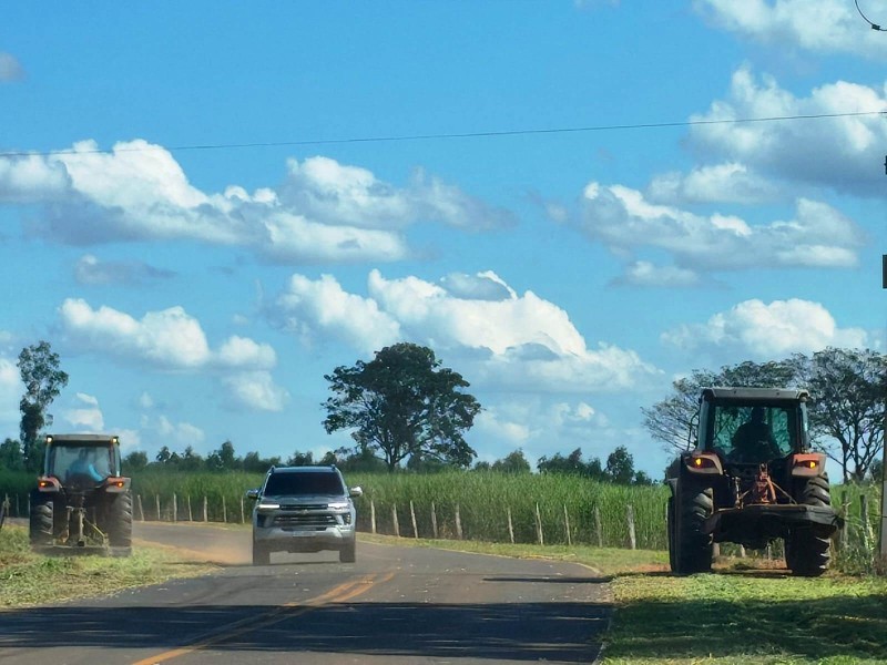 Agricultura realiza roçagem de manutenção na Vicinal Cleto Galli