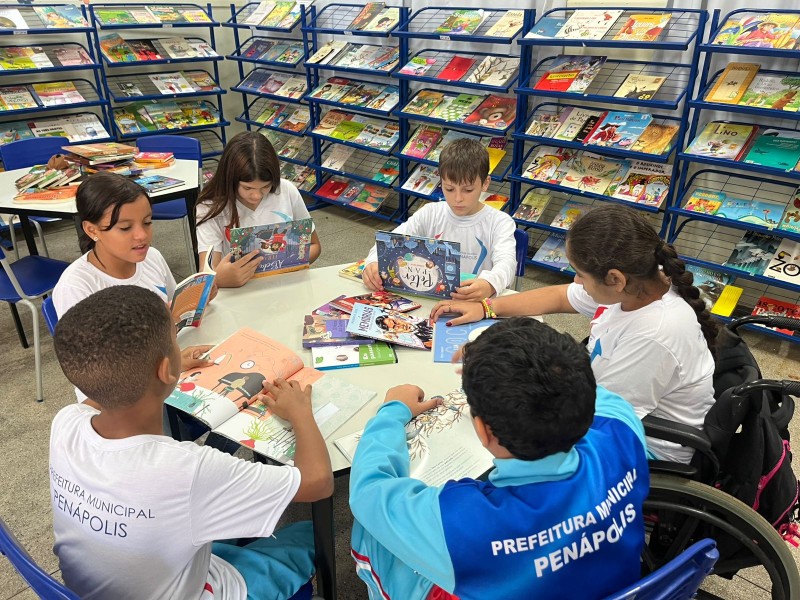 Alunos se encantam com a chegada dos novos livros nas escolas