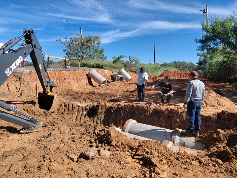 Secretaria de Obras constrói linha de tubos para sanar erosões na Jacutinga