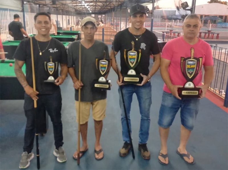 Adilson Correa vence torneio de bilhar