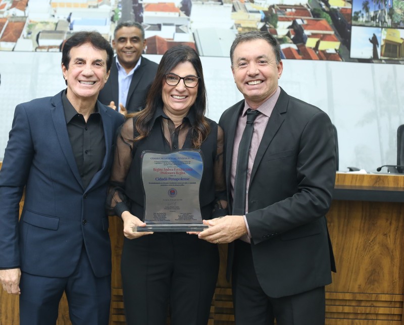 Professora Regina recebe título de Cidadã Penapolense