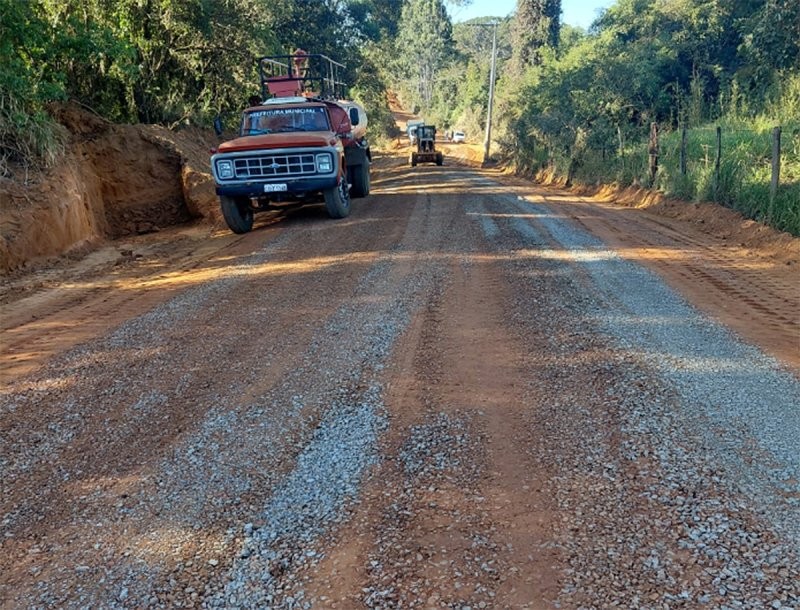 Trecho de estrada do bairro Araponga é recuperado