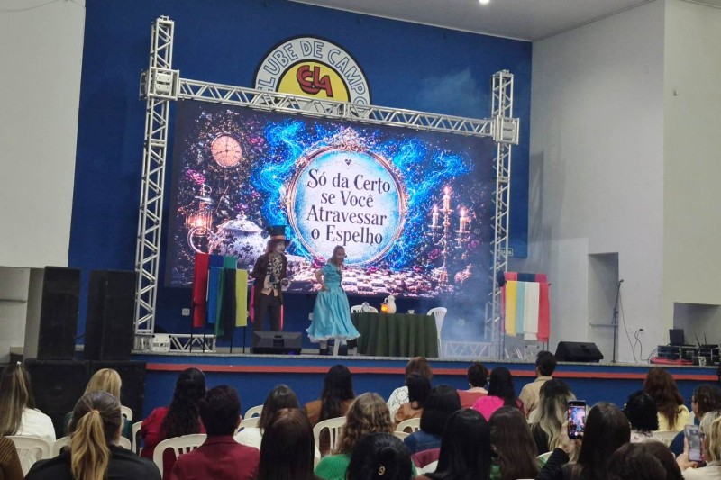 Profissionais da Educação são recepcionados com palestra performática