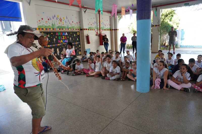 Alunos recebem visita de liderança indígena para encerramento do projeto