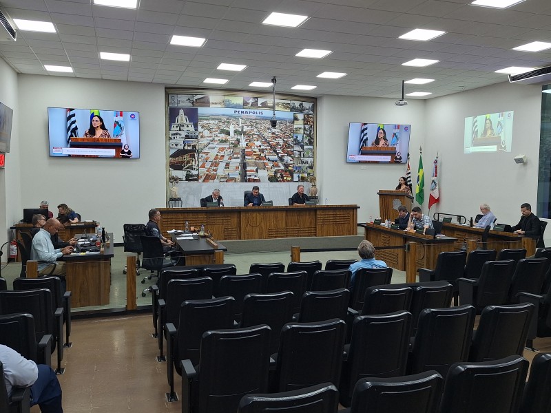 Câmara tem 11 projetos para votação em sessão nesta segunda-feira