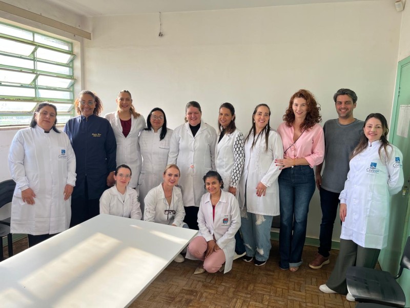 Profissionais participam de curso sobre método contraceptivo